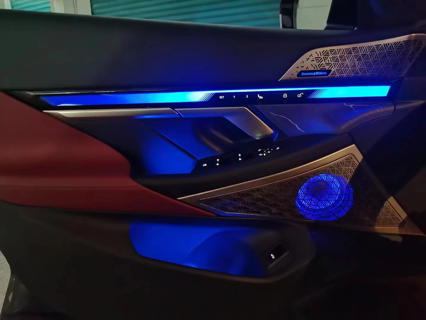 Ouchuangbo LED 금속 스피커 커버, 530Li G60 2024 장식 램프, 자동차 문짝 경적 트림 패널 조명 키트, 하우징 사운드