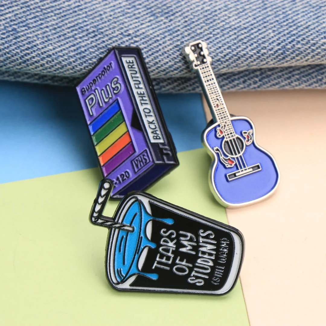 Emaille-Anstecknadeln „Zurück in die Zukunft und Tränen meiner Studenten“ – Cartoon-Punk-Anstecknadeln als Rucksack-DIY-Geschenk