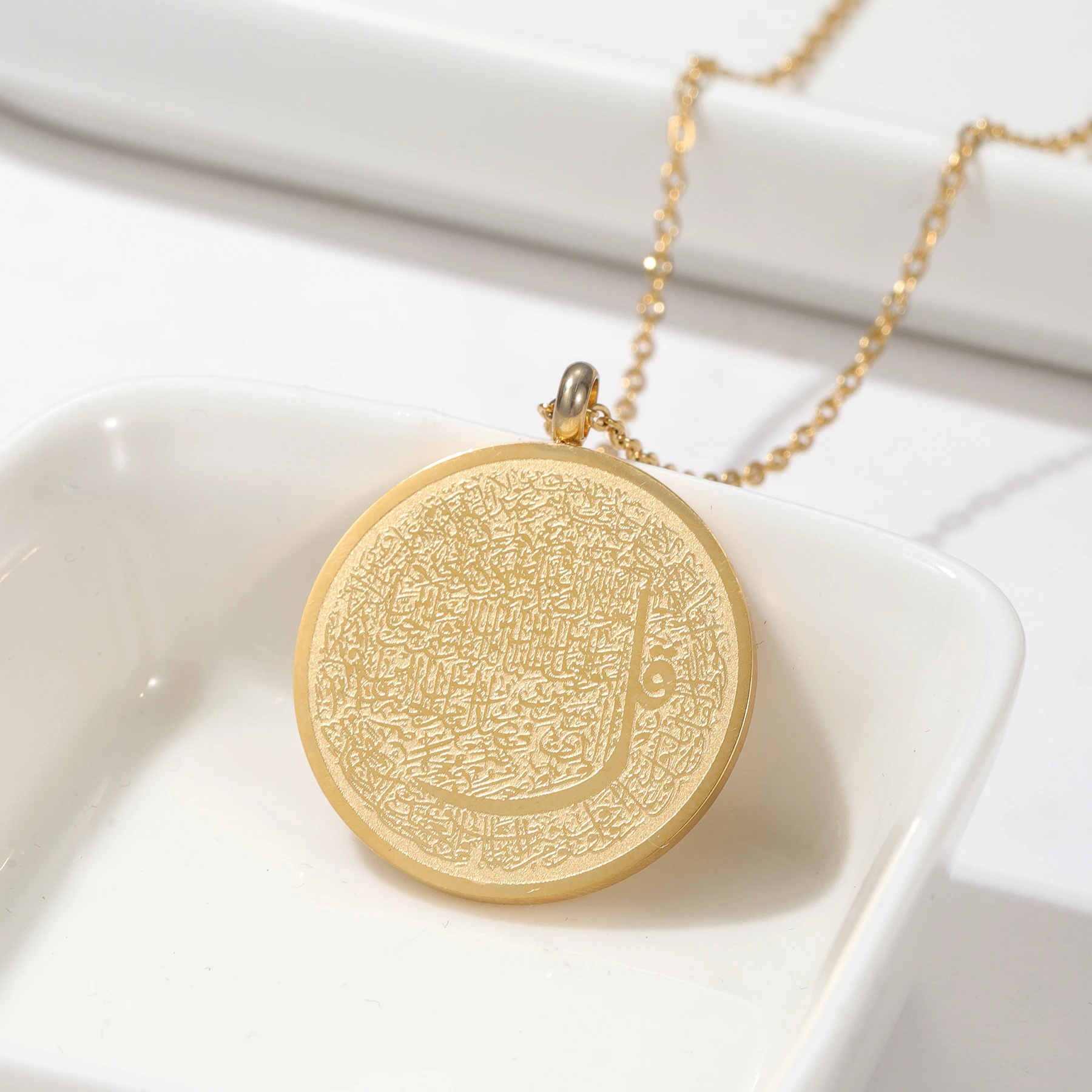 

Арабская мусульманская каллиграфия, искусственная кожа, нержавеющая сталь, Круглый Кулон, мусульманская женская подвеска, ювелирные изделия, Женская драгоценность