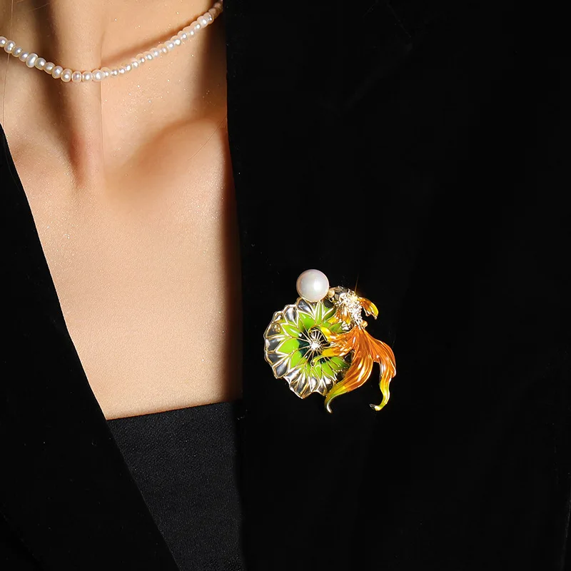 High-end Ethnic Enamel Pin and Brooch for Woman Delicate Luxury Temperament Goldfish Lotus Leaf Shell Pearl Corsage Pins Corsage