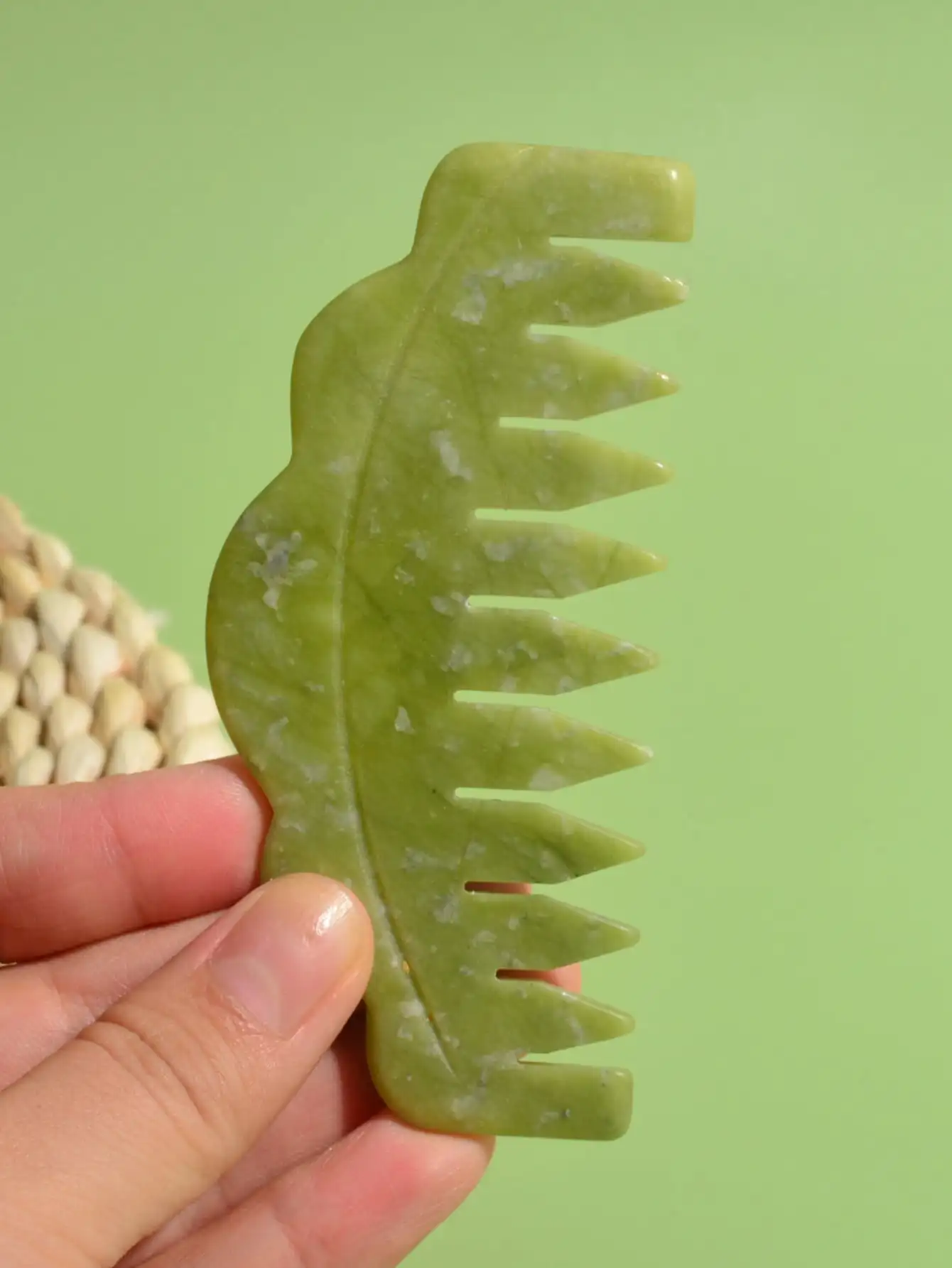 1Pc Jade Head Massager Comb Cow Horn Shaped Sawtooth Heart Gua Sha Board Unclogging Meridian Scraping Natural Jade Massage Comb