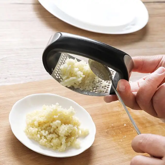 1pcs Stainless Steel Garlic Press Manual Garlic Mincer Chopping Garlic Tools Curve Fruit Vegetable Tools Kitchen Gadgets 3