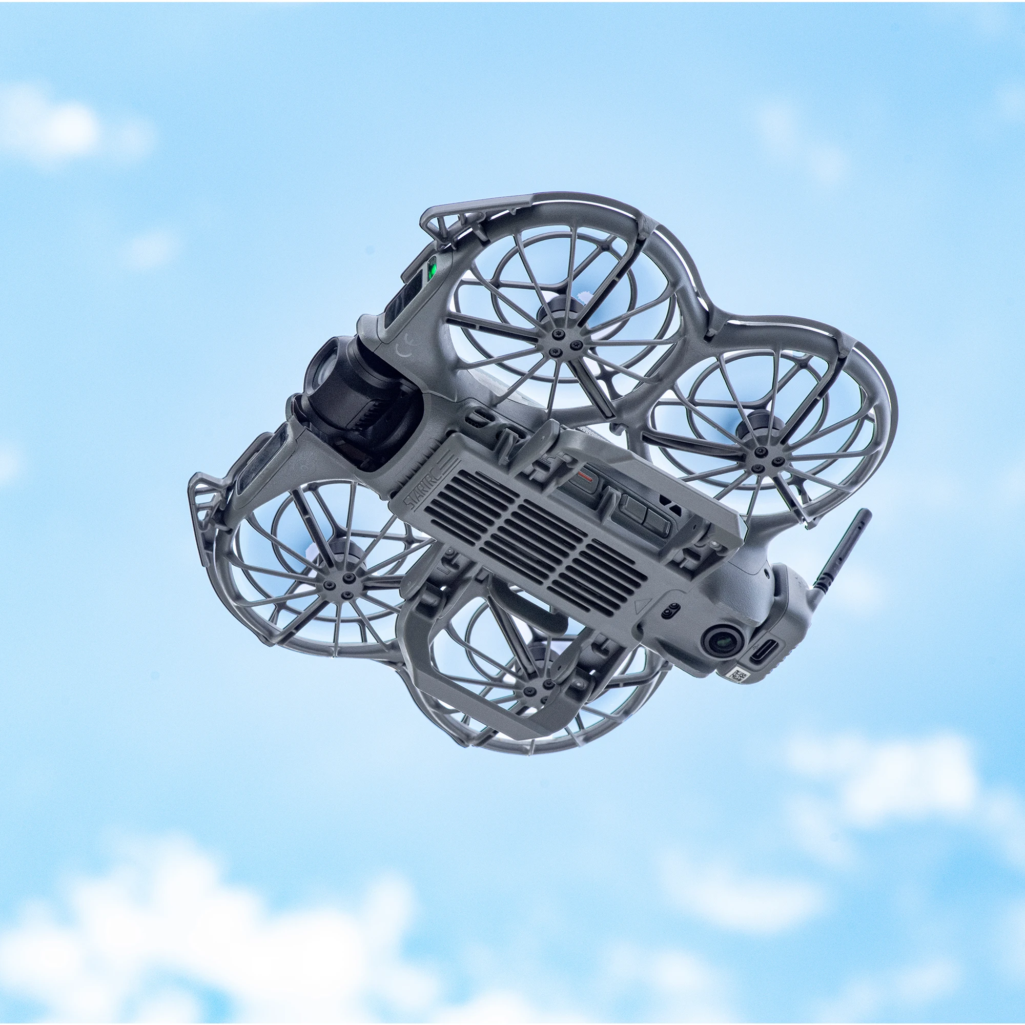 Train d'atterrissage pour DJI NEO 2 installé, protection inférieure et stabilité en vol renforcées par un design robuste.