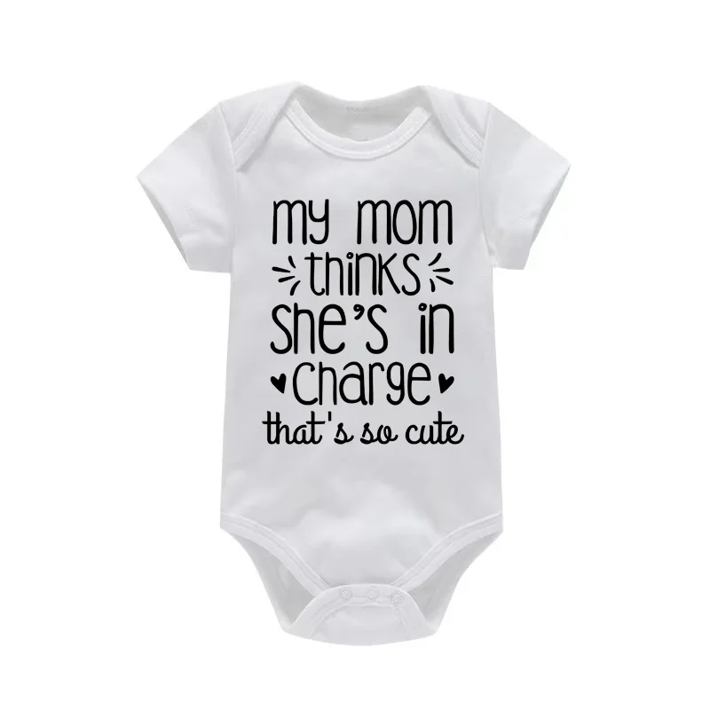 תינוק תינוק ילדה בגדים, אמא שלי חושבת שהיא אחראית זה כל כך חמוד מכתב מצחיק מודפס תינוק