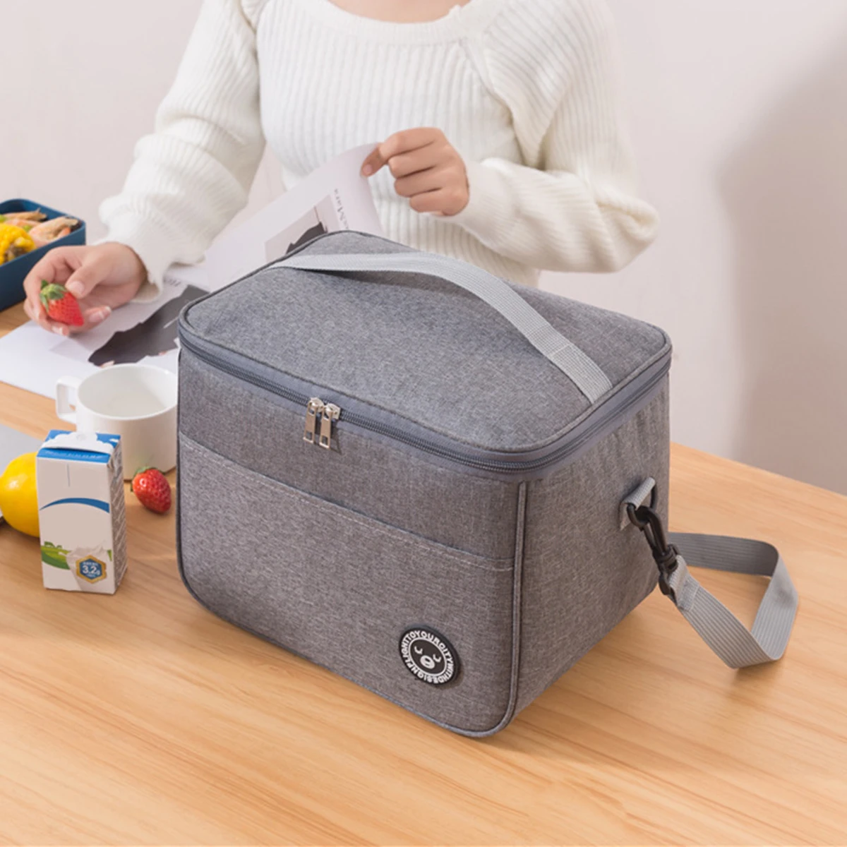 Large-capacity hand-held with shoulder strap insulated bag, lunch box bag, student thickened waterproof lunch bag。