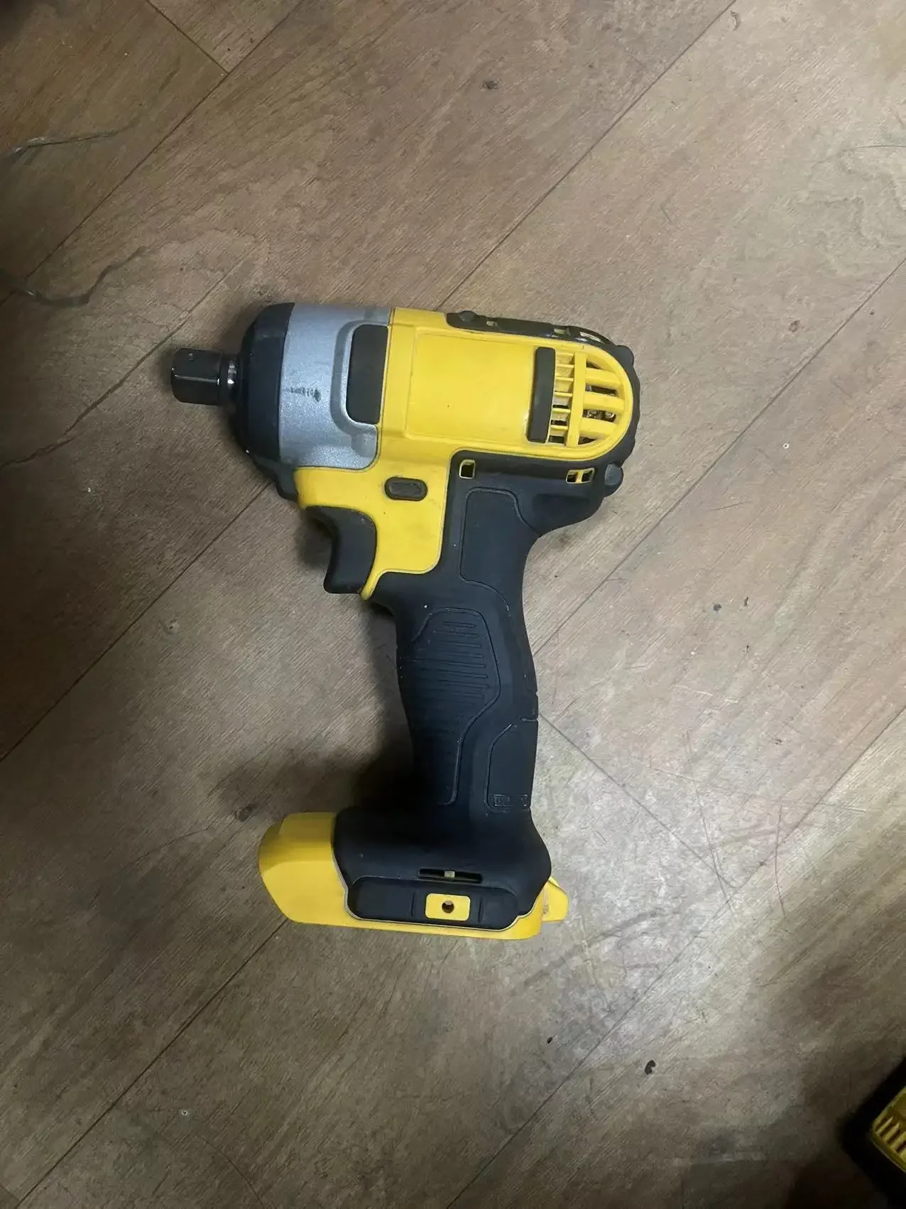 Used Dcf 880 DEWALT IMPACT WRENCH 1/2