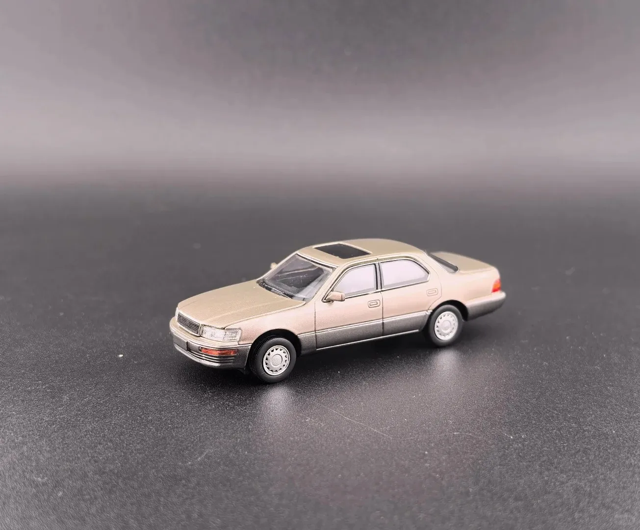 새로운 재고 있음 Fine Works 1:64 Lexus Ls400 (Ucf10) 합금 미니어처 다이캐스트 모델 Lexus Ls400 세단 자동차 모델 장난감 어린이 선물