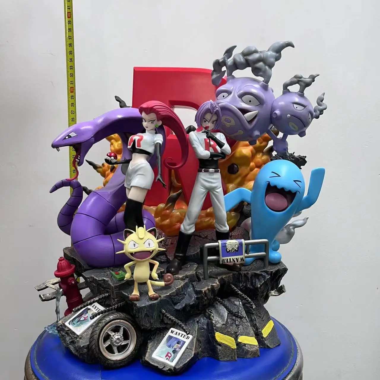 

Фигурка покемона Джесси Джеймс сцена Meowth Rocket Team семейный дисплей, модель Gk, резная статуя 38 см, искусственная кожа