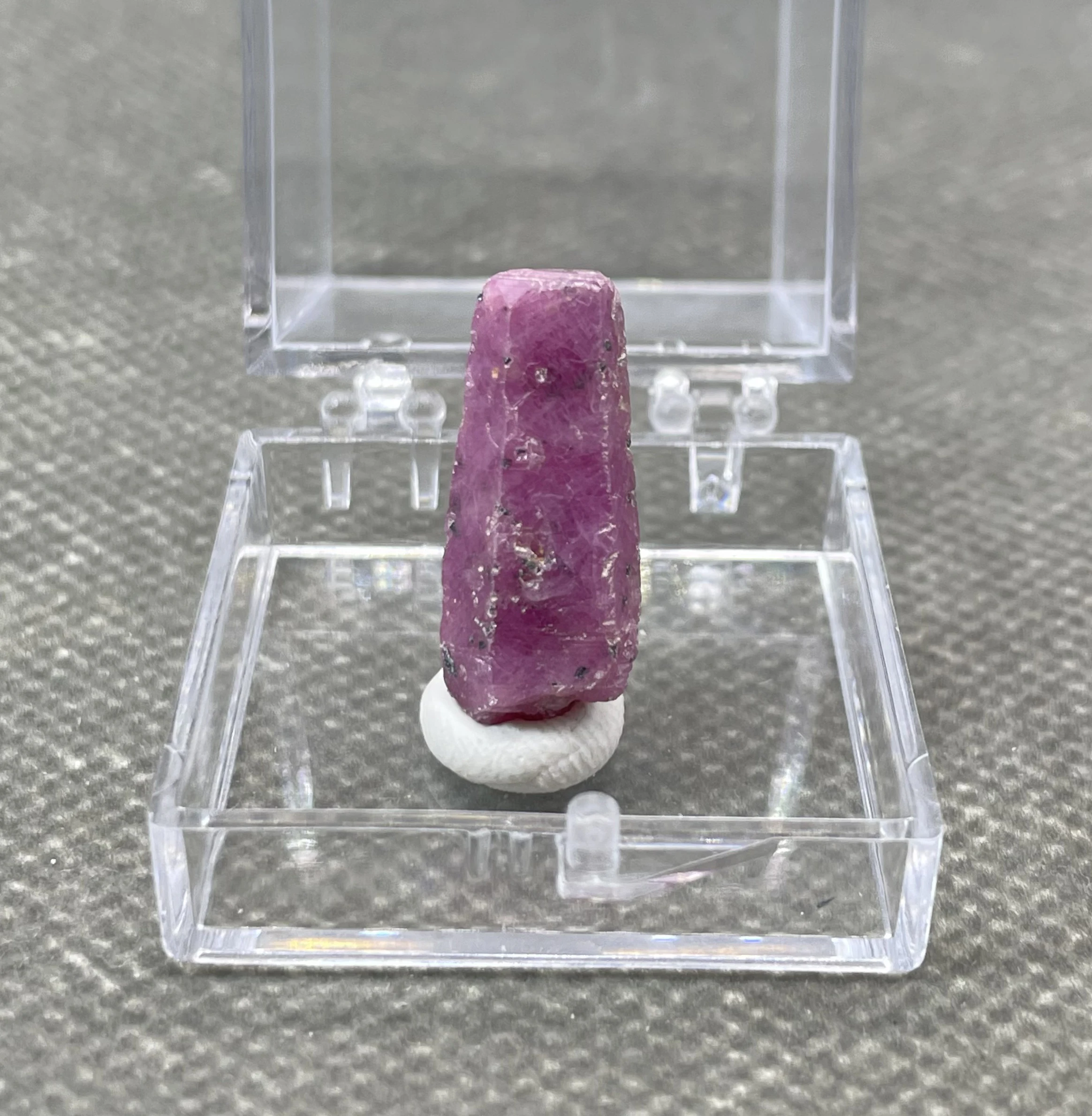 

BEST! 100% natural Tanzanian fluorescence Ruby rough mineral stones and crystals healing crystals quartz+ box size 3.4cm