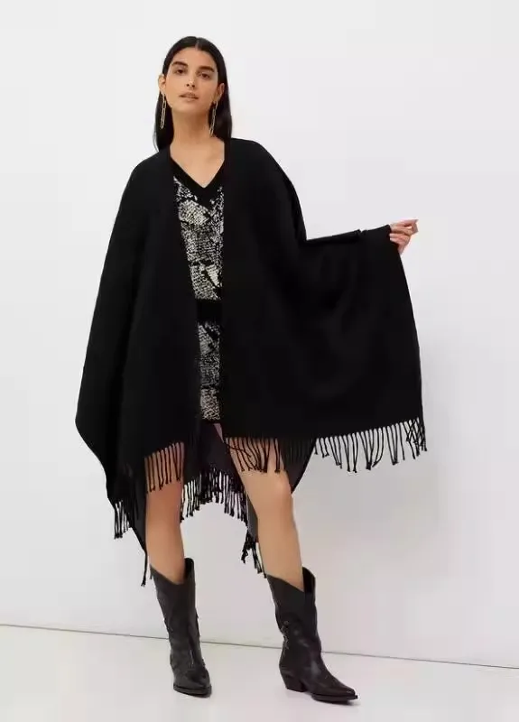 

Wholesale psain 2023 Female export liu jo trend every spring and winter new black lettering embossed shawls