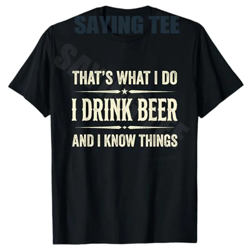 Das ist, was ich tue: Ich trinke Bier und ich weiß Dinge. Lustiges Bier-T-Shirt mit Y2K-Schriftzug, bedrucktes Spruch-T-Shirt, Grafik-Kleidung für Bierliebhaber.