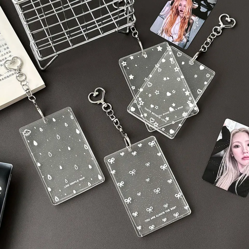 MLWSKERTY Porte-Carte Transparent avec Virole en Acrylique créatif, Porte- Carte Photo, Pochette pour Photos Idole, Cartes Postales Transparentes MLWSKERTY Porte-Carte Transparent avec Virole en Acrylique créatif, Porte- Carte Photo, Pochette pour Photos Idole, Cartes Postales Transparentes
