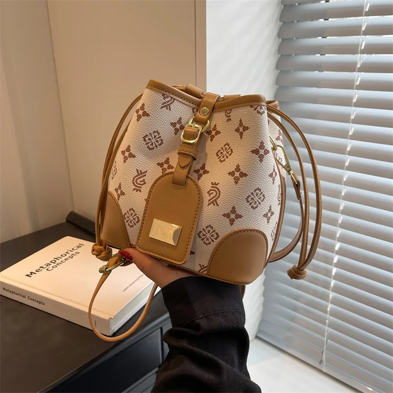 

Popular 2024 New Fashion High Sense Shoulder Texture Niche Leisure Cross Body Bucket Bag