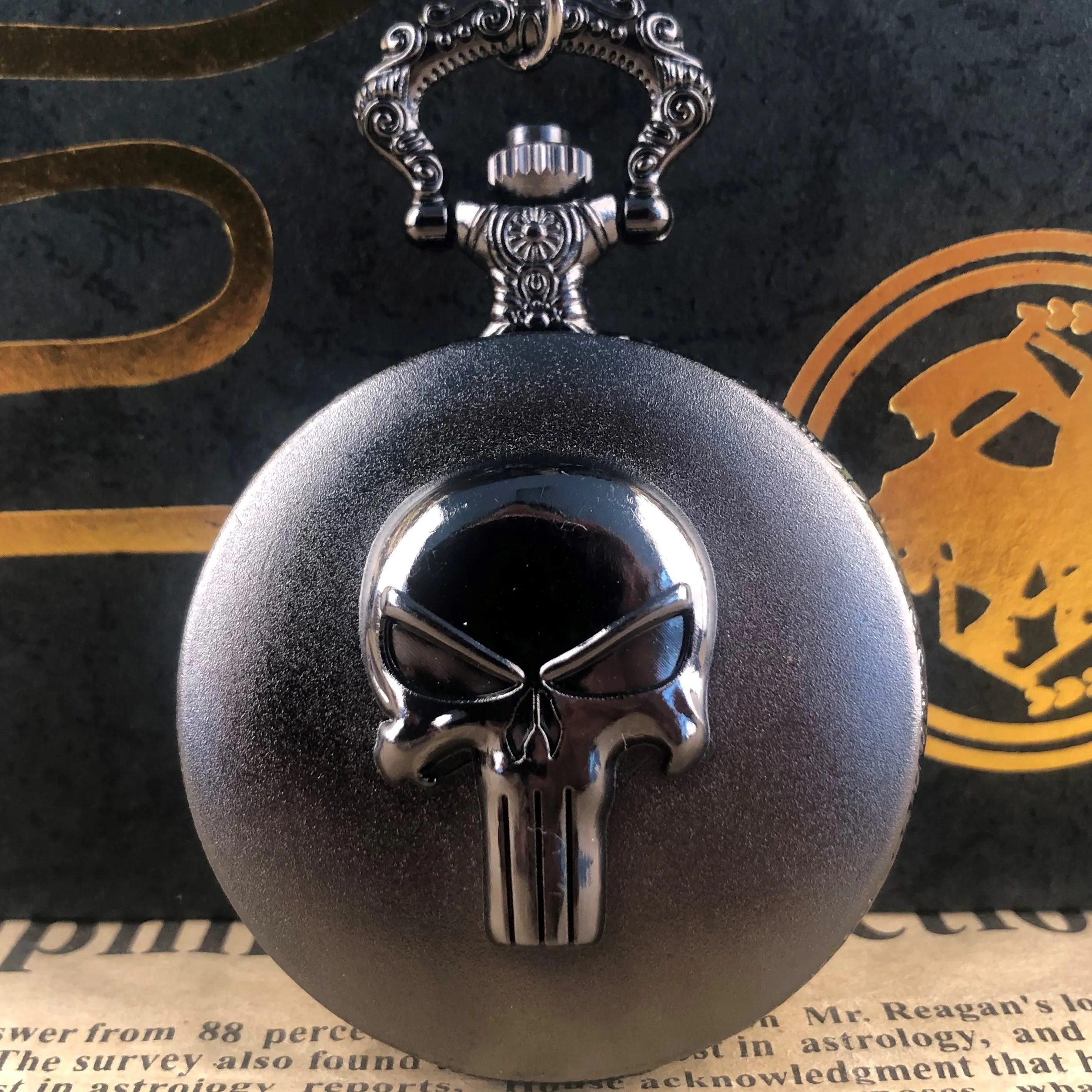 

Black Exquisite Skull Embossed Quartz Pocket Watch Roman Numerals with Chain Pendant Clock Men Women Student Gift Pop Decoration