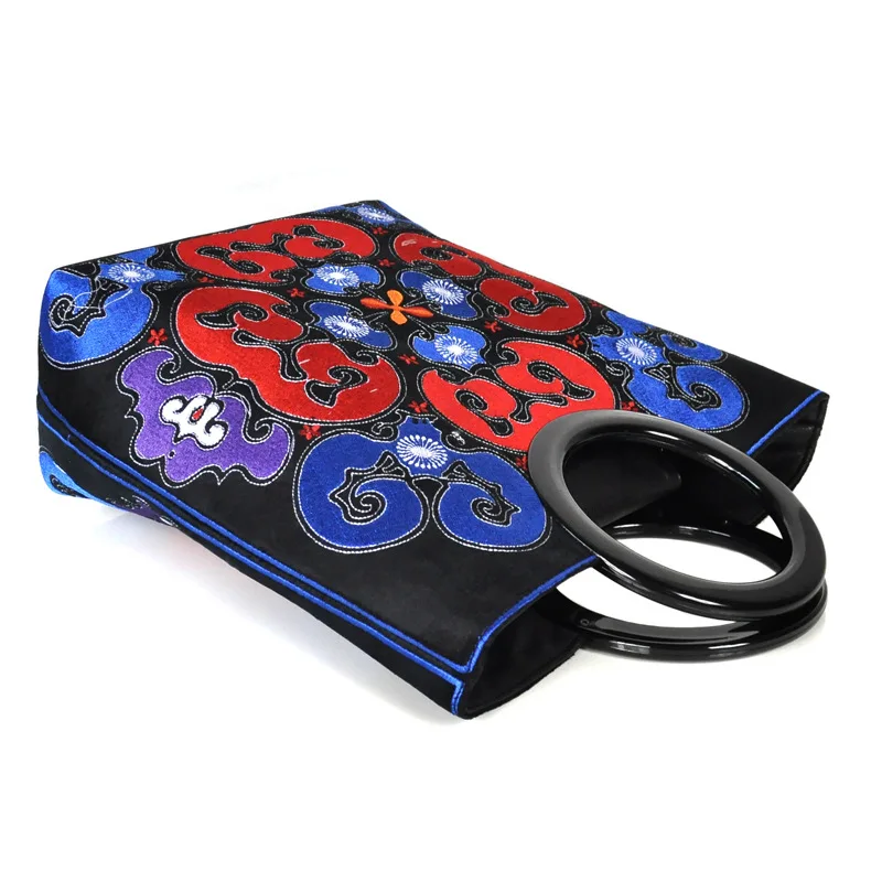 Рисунок 5 - Оригинальная индивидуальная женская сумка с вышивкой