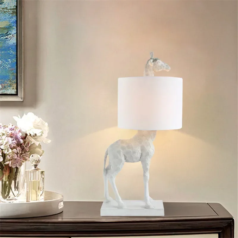 Lampe Girafe Design Contemporain 60cm - Résine Dorée, Style Artistique