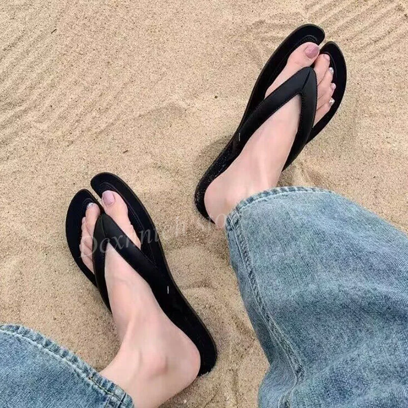 

2023 New Women Rubber Flip Flops Flat Bottom Slides Outdoor Holiday Lazy Split Toe Slippers Ladies Summer Seaside Beach Sandals