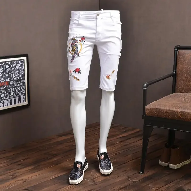 thumbnail image 1 of Pantalones vaqueros cortos para hombre, pantalones cortos vaqueros rectos con bordado gráfico para hombre, pantalones vaqueros elásticos de lujo populares de moda coreana, nuevos en finos, 1 of 5