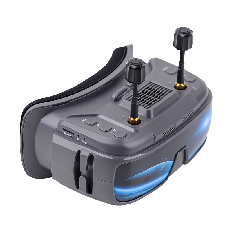 Utilisateur portant les lunettes FPV VR200, casque intégré, simulant une session de vol FPV.
