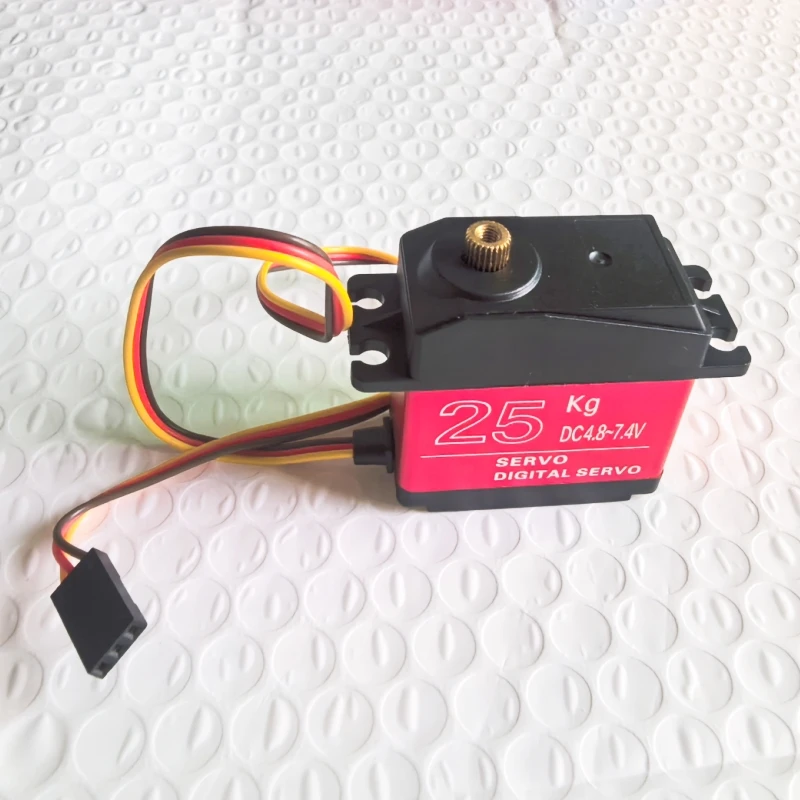 Servomoteur numérique DS3225 180° 25kg avec bras en croix et vis, adapté au modélisme RC.