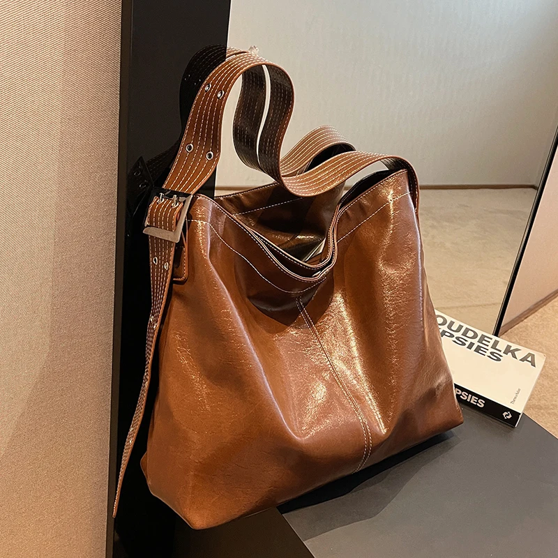 

Casual Retro Large Capacity Bag 2022 Autumn/winter New Women's Bag Fashion Work Shoulder Bag Messenger Bag Bucket Bag