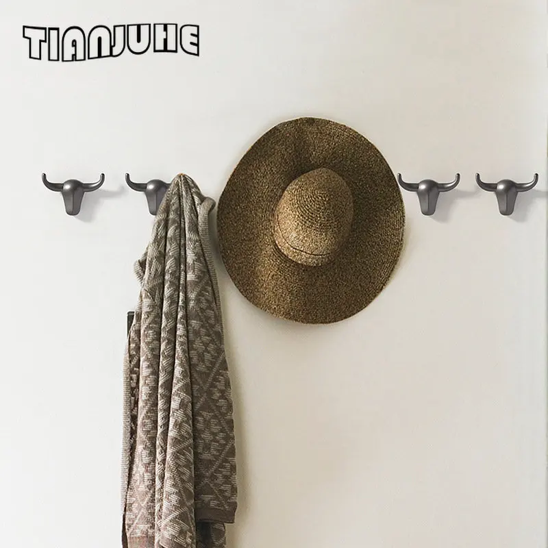 Рисунок 2 - Крючок для пальто с коровьей головой