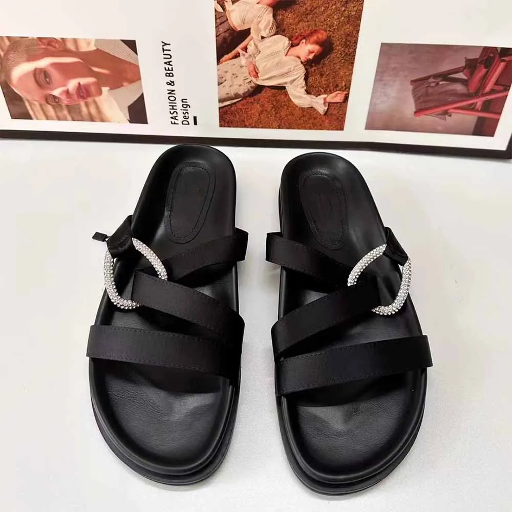 

Женские атласные туфли на толстой подошве, черные повседневные шлепанцы на плоской подошве с открытым носком и пряжкой со стразами, лето 2024