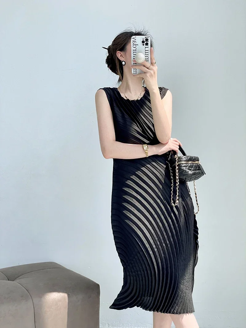 Miyake-プリーツノースリーブドレス ラウンドネック コントラストカラー ロング 女性のファッション パーティー 春 新しいコレクション2022 MIYAKE-プリーツノースリーブドレス,ラウンドネックのロング