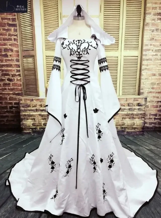Abiti da sposa medievali in bianco e nero Ricamo Applicazioni in