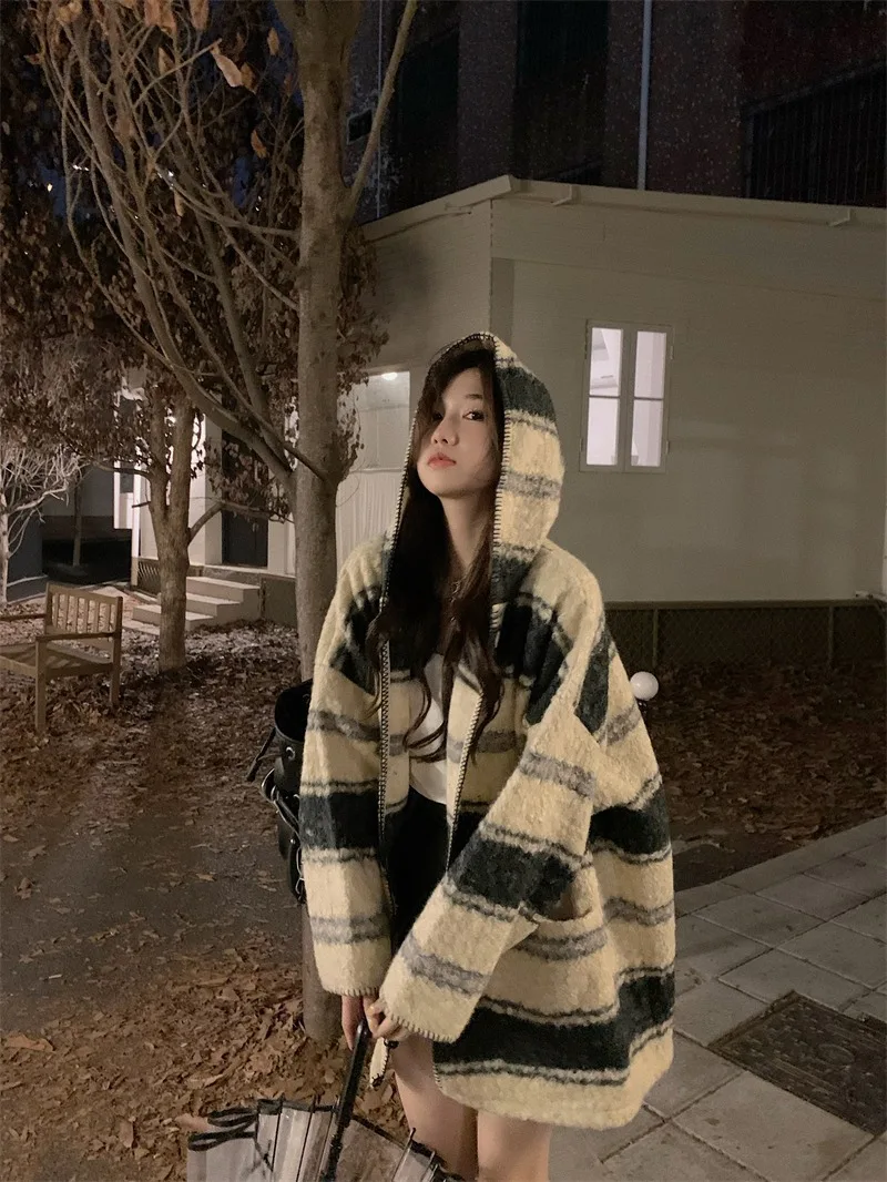 

High End Loose Fitting Mid Length Contrasting Striped Hooded Woolen Coat Jacket Casual and Fashionable Winter New Jacket