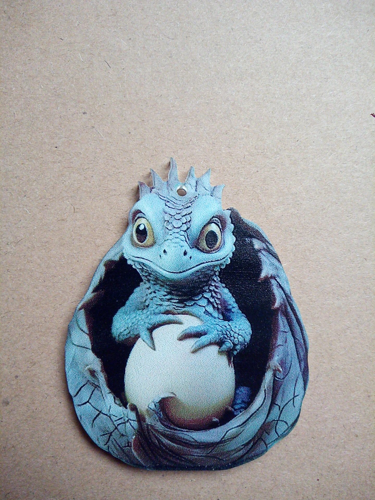 Рисунок 2 - Искусственная акриловая подвеска в виде яйца дракона