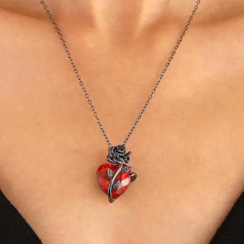 1 Pcs Love Rose Necklace Gothic Dark Wrapped Flower Heart Shaped Female Clavicle Chain Valentine's Day Jewelry