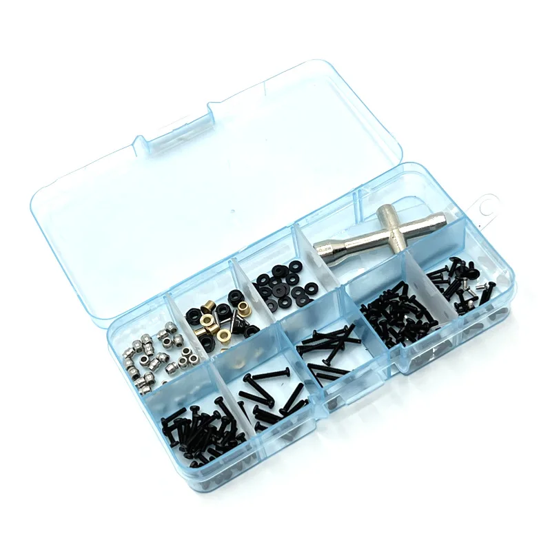 Gros plan sur les vis du kit de rechange FMS 1/24 FCX24, montrant la précision des filetages.