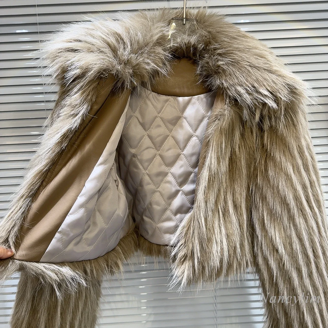 2023 Winter Striped Fur Coat Women New Light Luxury Imitation Fox Fur Quilted Short Coat Lady Daily Overcoats