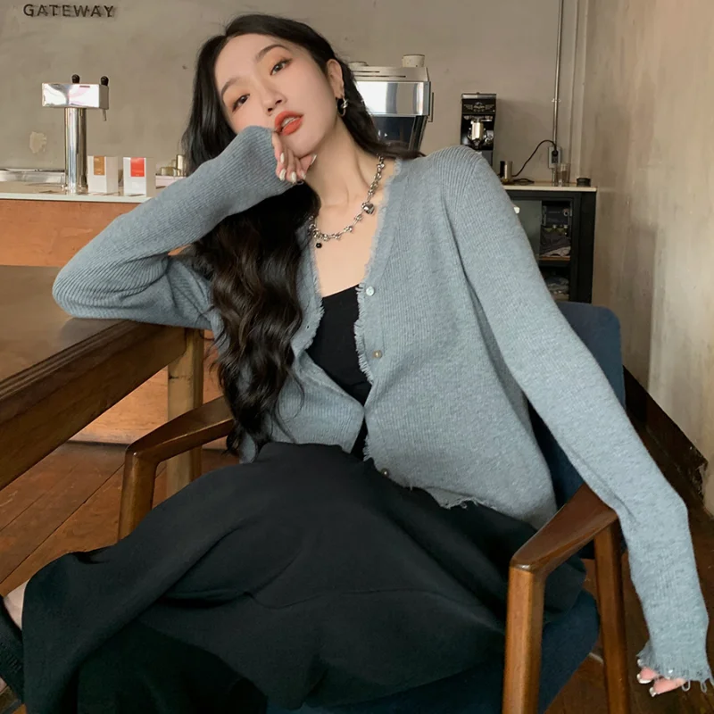 

V-neck knitted cardigan sweater women spring 2023 solid Korean version loose fitting and versatile short sweater female top