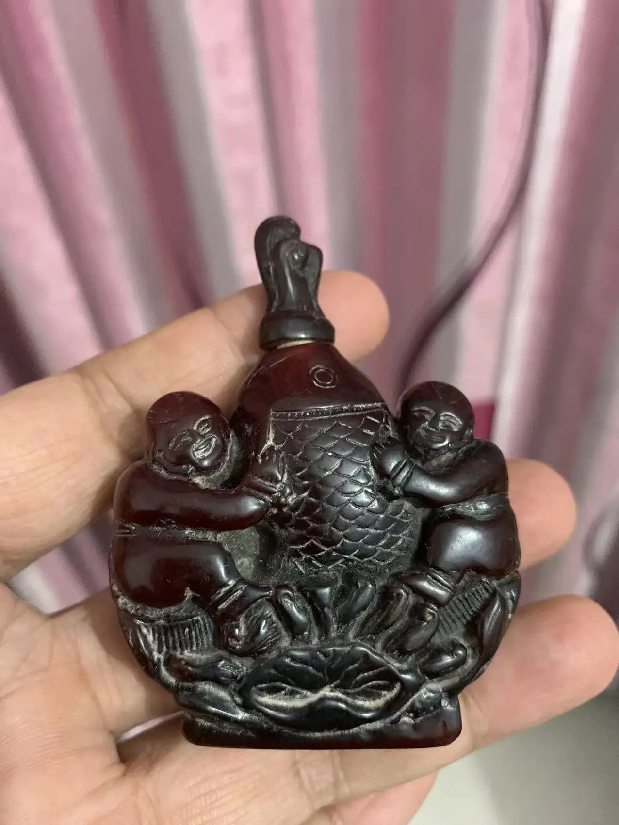 

Коллекция, старый рог носорогов, бутылочка для костей, два мальчика играют с рыбой, лучшее украшение и коллекция, бесплатная доставка