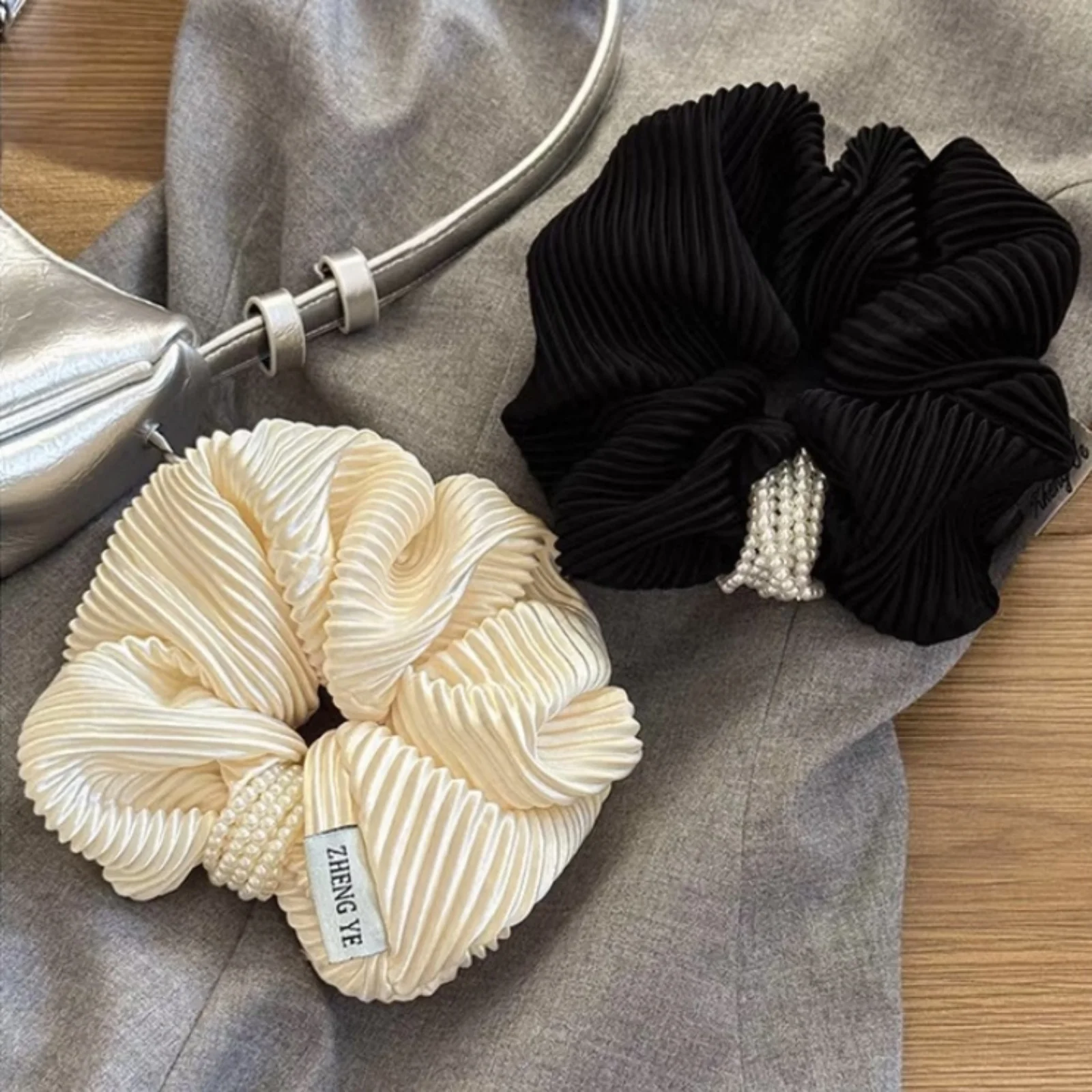 1PC Elegant Pleated Hair Scrunchies Set, Black And Creamy White Hair Ties With Pearl Decor, Stylish Hair Accessories For Women