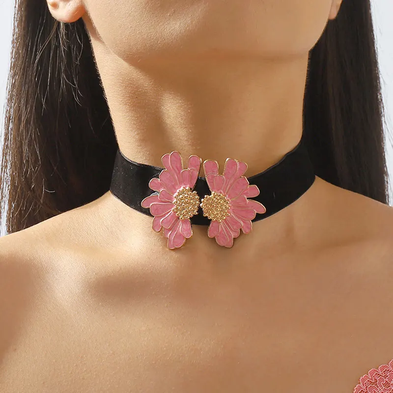 Gothic Punk Style Golden Symmetrical Flower Necklace Women's Fashion Club Party Wedding Black Velvet Choker Women's Jewelry 2023