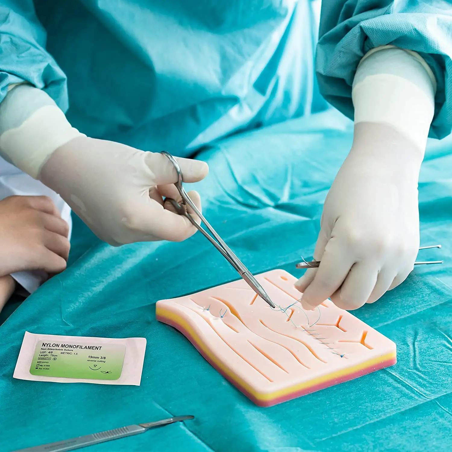 Kit complet de pratique de la suture avec coussinet cutané pour étudiants  en médecine