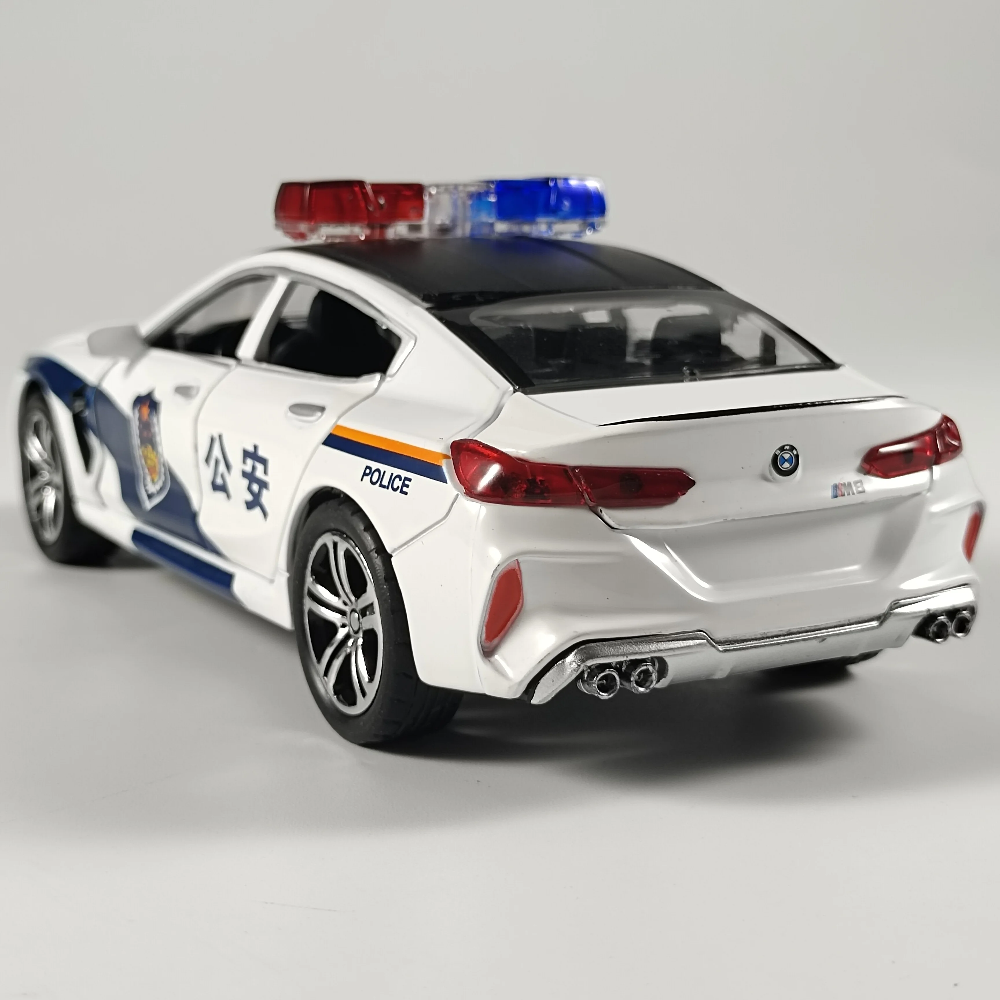 1:32 BMW M8 الشرطة سبيكة سيارة دييكاست نموذج الأطفال مركبة لعبة مجسمة عرض جمع زخرفة الديكور هدية للأطفال