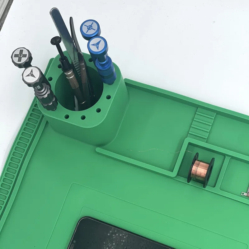 Surface antistatique du tapis de soudure silicone protégeant une carte mère lors de la réparation