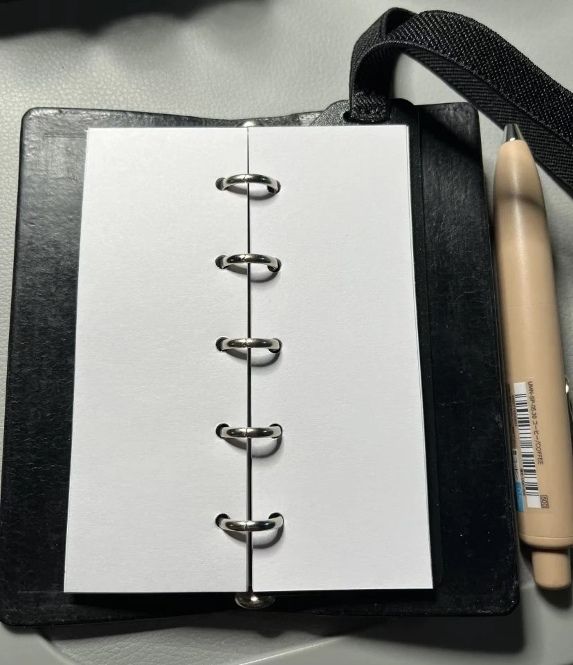 Mini taccuino nero con pagine interne vuote e uso in morbida pelle come design portatile di un libro tascabile adatto per tutti i studenti - immagine 6