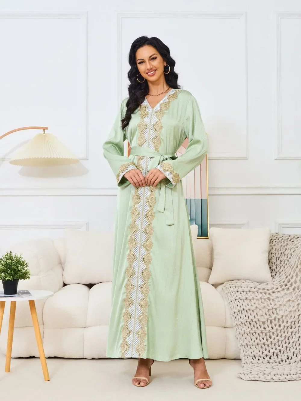 جلابية أخضر نعناعي طويلة بتفاصيل تطريز أمامية