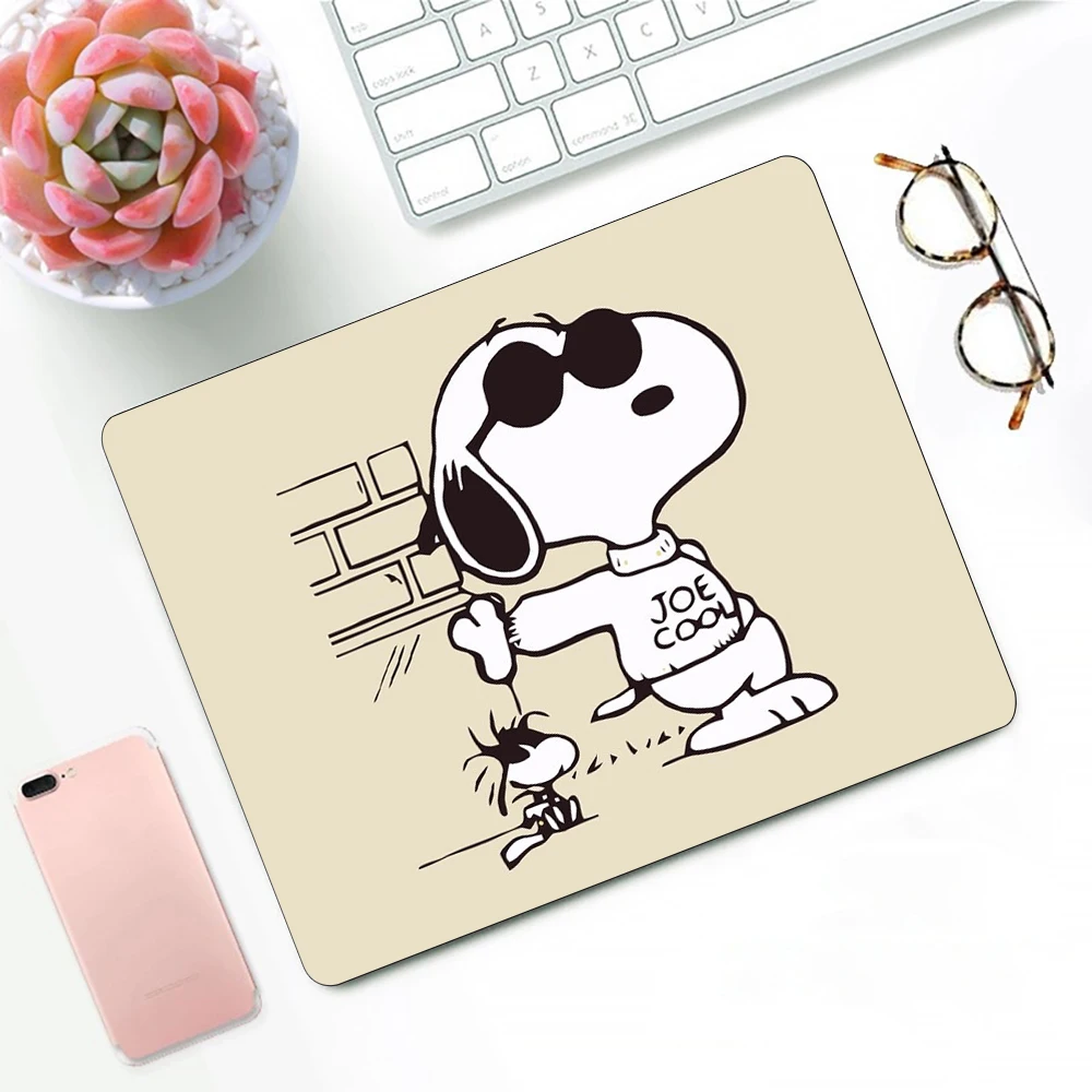 thumbnail image 1 of Alfombrilla de ratón para juegos con dibujos de perros Snoopy, tamaño pequeño, para PC, decoración de escritorio, oficina, escritorio, 1 of 4