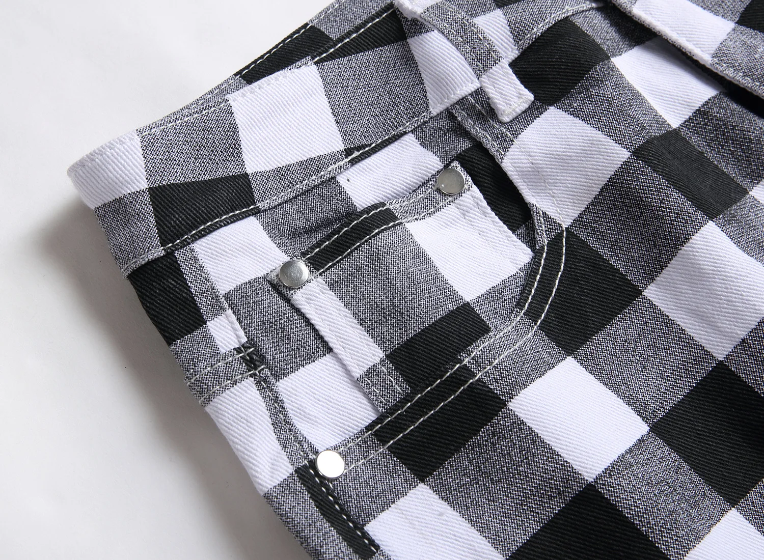 Рисунок 4 - Модные черные и белые мужские джинсовые брюки