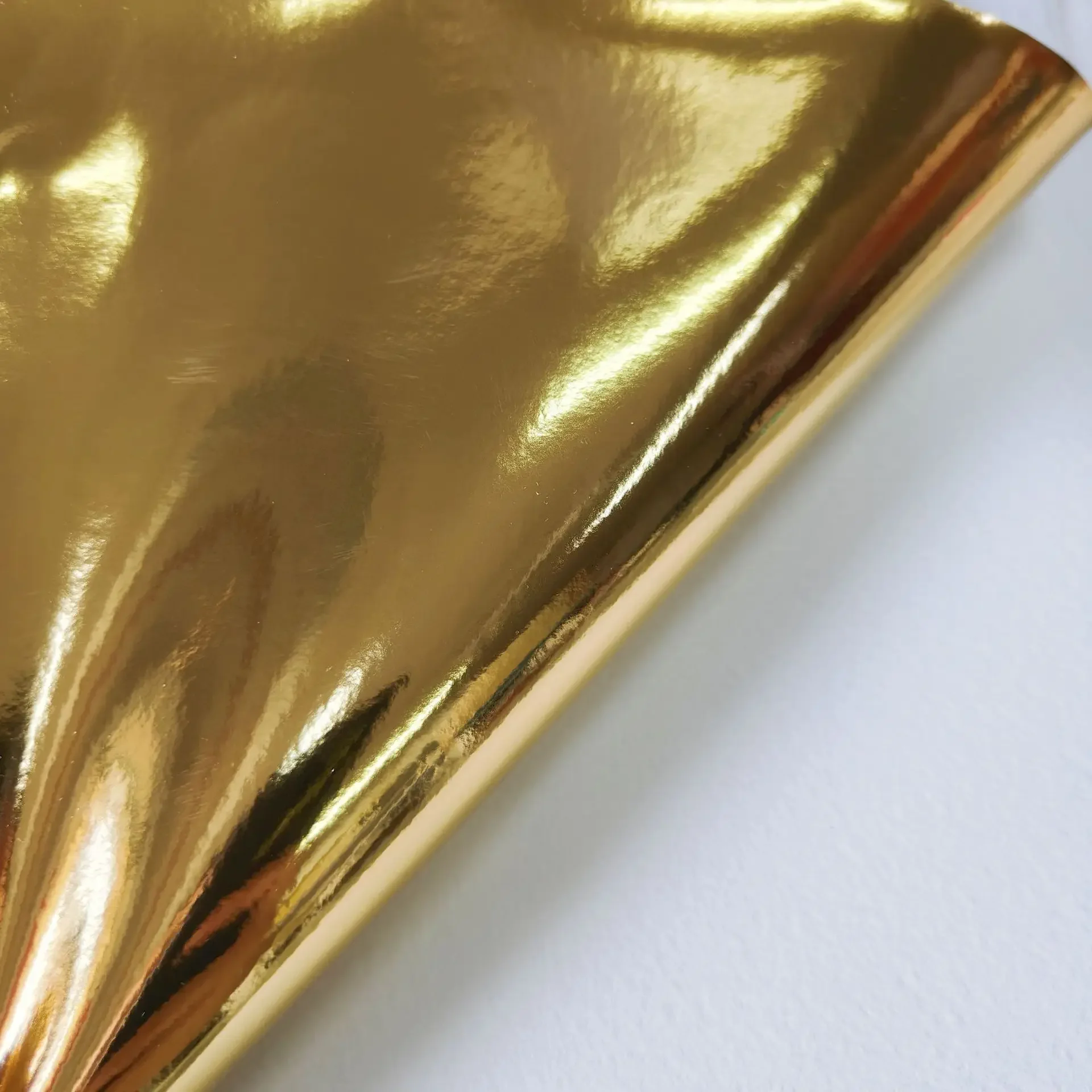 Pu Leather Metallized Gradient Color Change Reflective Mirror Surface Multi Color Fashionable Artificial Leather Garment Fabric