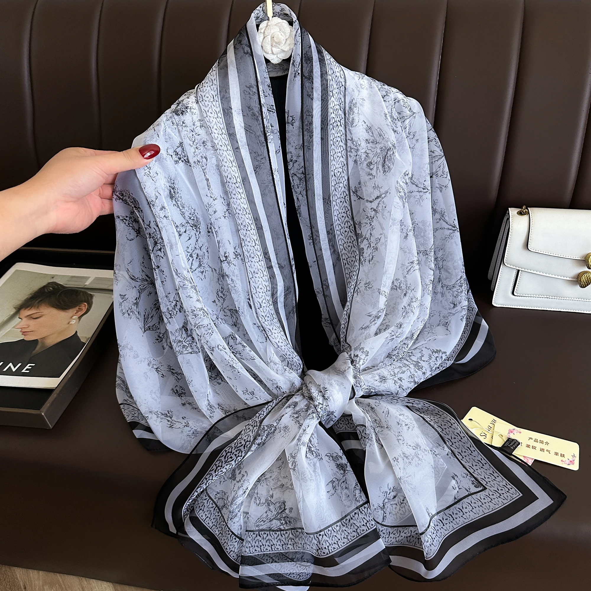 2025 Four Seasons Fashion Dustproof Big Bandanna Popular Yourou Silk Shawls Scarves NEW Luxury Print Sunscreen Beach Towel