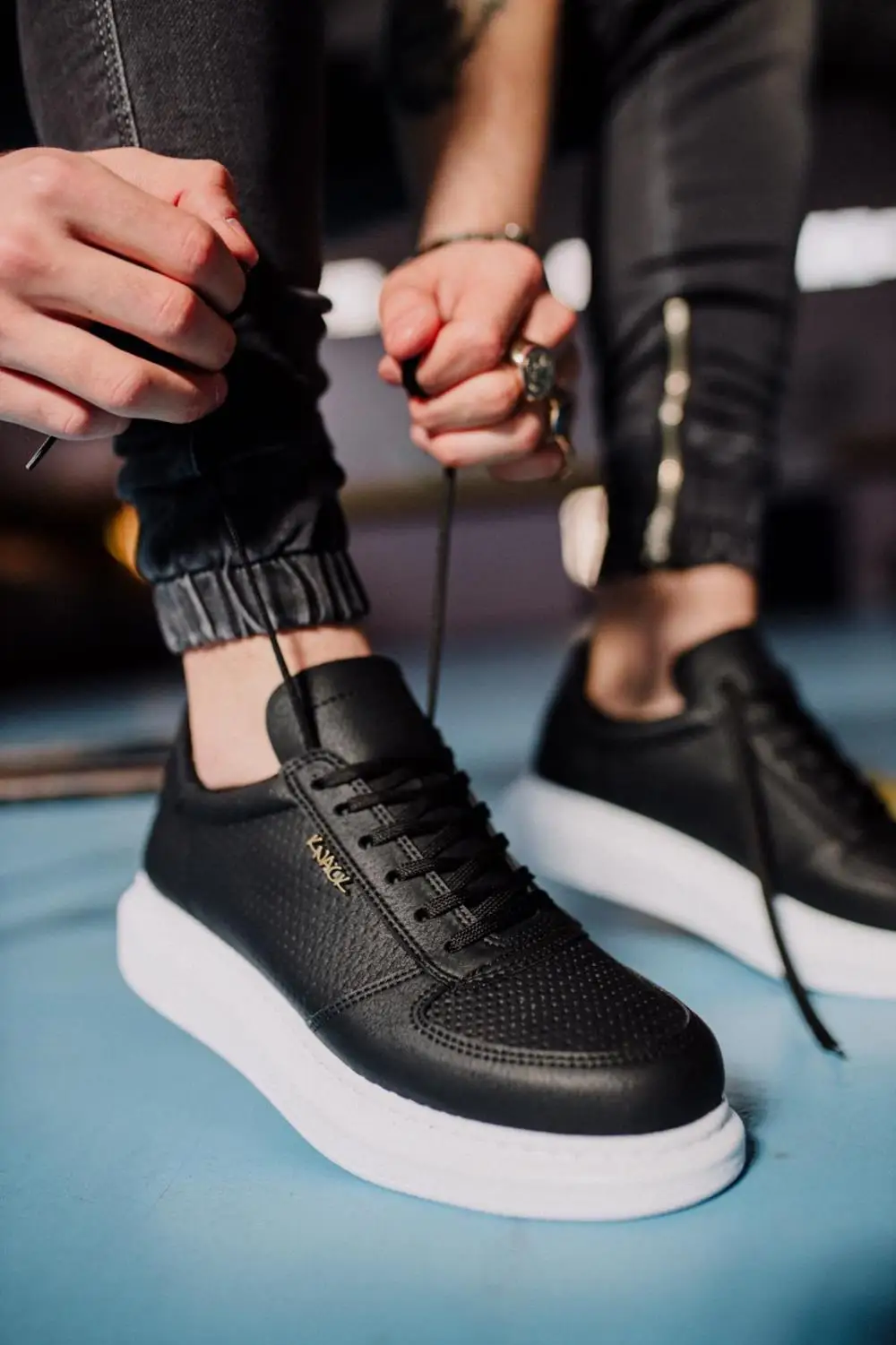 Knack High Sole Casual Shoes 042 Black (White Base)