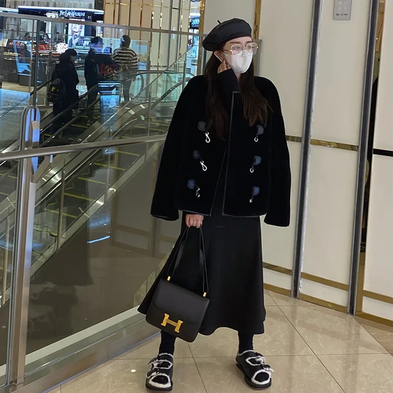 Рисунок 4 - Женское меховое пальто с круглым вырезом