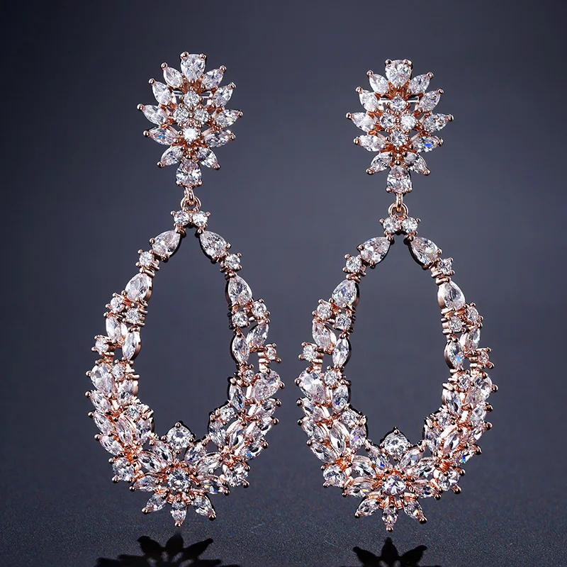 UILZ ダングルウェディングブライダルイヤリング 女性用 花嫁 ブライドメイド ウェディングギフト キュービックジルコニア ラインストーン ゴールドイヤリン 女性の結婚式のブライダルダングルイヤリング、ペンダントイヤリング